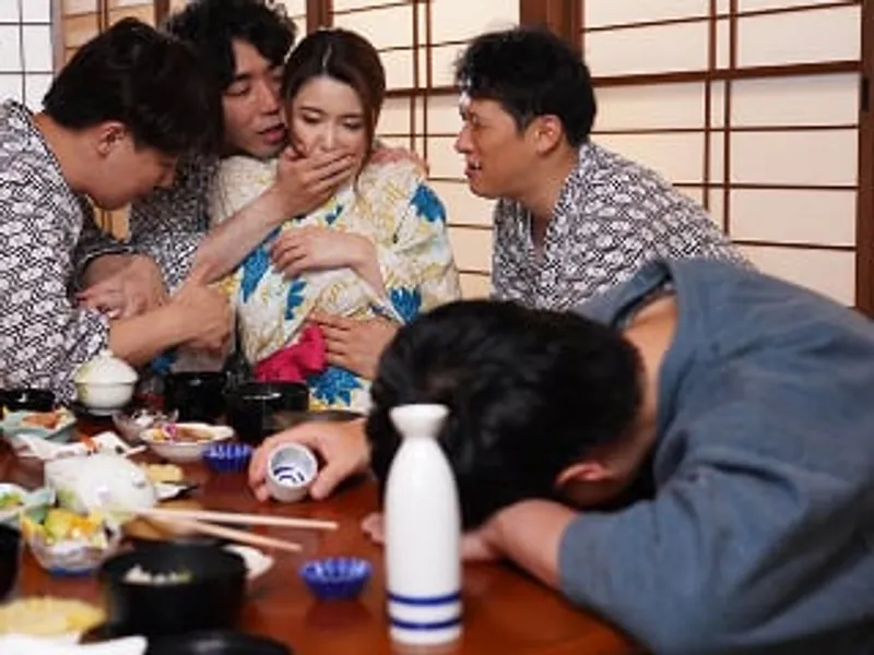 đưa cô vợ đi suối nước nóng, ông chồng không biết người vợ bị người khác nắc sấp mặt