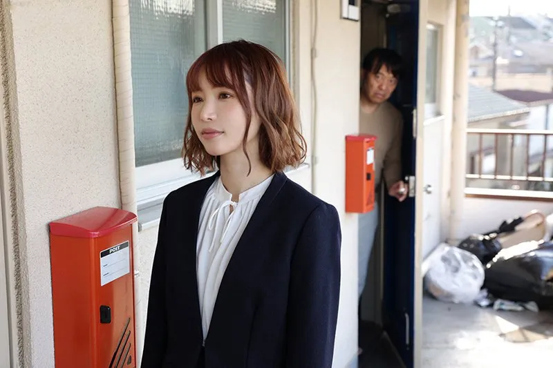 Gã nhà đối diện biến thái thường xuyên nghe tiếng rên của đôi cô vợ chồng trẻ cạnh bên