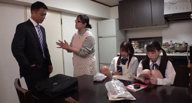 Ngày đầu gặp mặt bố dượng đã làm tình 2 con cưng riêng của vợ