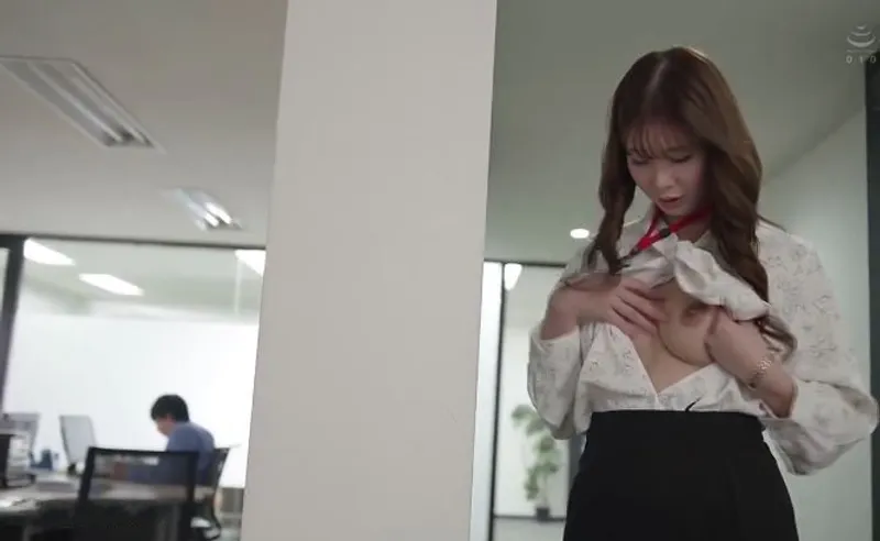 Bí ẩn đằng sau cô nhân viên giao diện trang nghiêm hóa ra là "nữ thần dâm đãng" đích thực